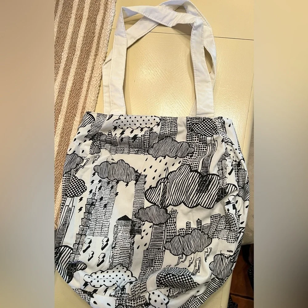 H&M Monochrome Graphic Tote Bag - Picture 2 of 3